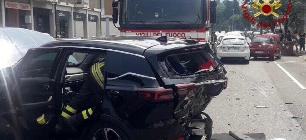 Violento tamponamento a catena fra quattro macchine, due persone trasportate in ospedale